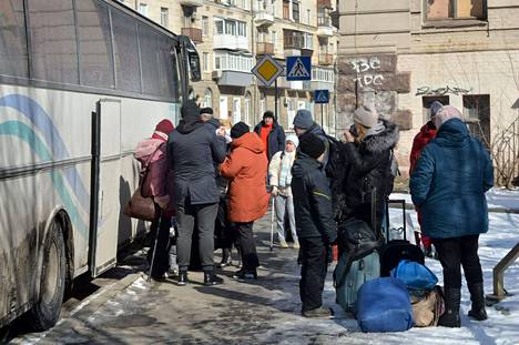 Ihmiset jonottivat evakuointibussiin Harkovassa Itä-Ukrainassa 12. maaliskuuta. 
