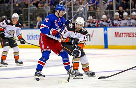 Kaapo Kakko teki  New York Rangersin kolmannen maalin, kun joukkue voitti Manhattanilla vierailleen Anaheim Ducksin numeroin 6–4 jääkiekon NHL:ssä. Kuvassa Kakko Anaheimin keskushyökkääjä Adam Henriquen kanssa. 