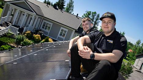 Kovassa kasvussa olevan Power of Sunin yrittäjät Aarni Kortekangas ja Nicklas Ljungman kapusivat ottamaan lähikontaktia Noormarkun Kankaalla olevan kohteensa aurinkopaneeleihin.