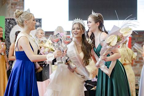Keskellä uusi Miss Satakunta Jade Saine, oikealla 2. perintöprinsessa Venla Lemmetti ja vasemmalla 1. perintöprinsessa Emilia Koikkalainen.