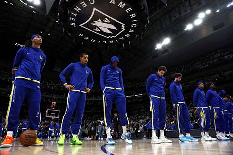 Golden State Warriorsin pelaajat hiljentyivät Texasin kouluampumisen uhrien muistoksi pidetyn hiljaisen hetken aikana ennen Dallas Mavericksia vastaan pelattua NBA-ottelua.