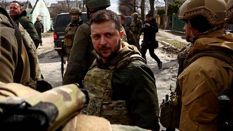 Ukrainan presidentti Volodymyr Zelenskyi vieraili maanantaina Kiovan luoteispuolella sijaitsevassa Butšan esikaupungissa, josta löytyi Venäjän joukkojen vetäytymisen jälkeen kymmeniä ruumiita. Joidenkin tietojen mukaan ruumiita oli satoja.