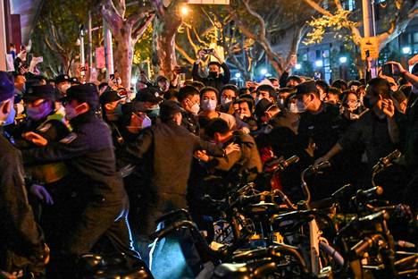 Kiinassa puhkesi loppuviikolla harvinaisia, voimakkaita mielenosoituksia maan koronapolitiikkaa vastaan. Kuva on Shanghaista 27. marraskuuta.