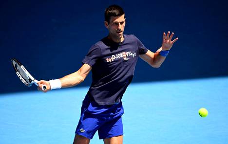 Novak Djokovic harjoitteli Melbournessa keskiviikkona valmistautuessaan Australian avoimeen mestaruusturnaukseen.