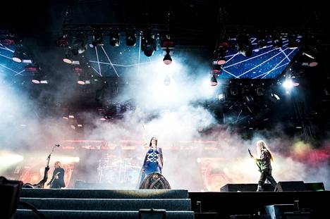 Nightwish nähtiin viimeksi Tampereella Ratinan stadionilla vuonna 2015. Keskellä Nightwishin solisti Floor Jansen.