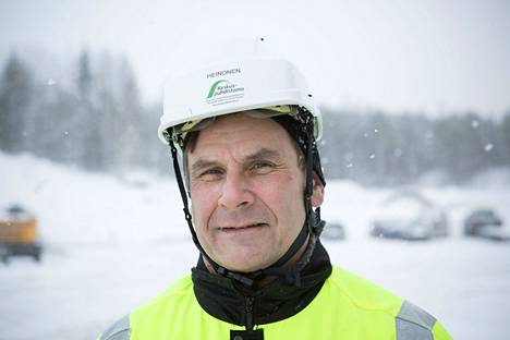 Tampereen seudun keskuspuhdistamo oy:n toimitusjohtaja Timo Heinonen kertoo, että urakoitsijat joutuvat kamppailemaan saadakseen aikataulussa tavaraa työmaalle.