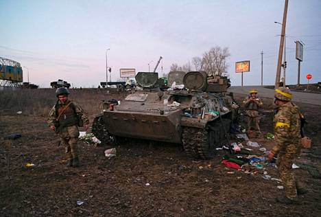 Venäjä kertoi torstaina 24. helmikuuta aloittaneensa sotatoimet Ukrainassa. Kuvassa ukrainalaisia sotilaita tuhoutuneen panssarivaunun luona maan toiseksi suurimmassa kaupungissa Harkovassa. 
