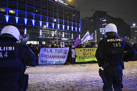 Poliisi valvoi itsenäisyyspäivän Helsinki ilman natseja -mielenosoitusta Helsingissä 6. joulukuuta 2022. 