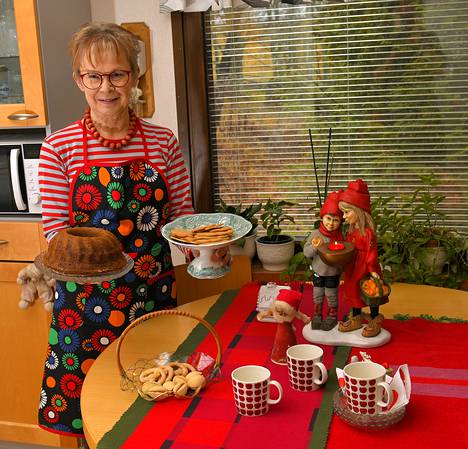 Elisa Merenkivi rakastaa joulua ja perinteisiä joululeivonnaisia. Kattaus on hänelle tärkeä osa joulun kahvipöytää. Kuvat: Juha Sinisalo