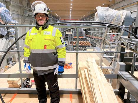 "Pitäähän mäntysahalla mäntylattiaa olla", letkautti projektijohtaja Harri Haapaniemi kierrättäessään Länsi-Suomen toimittajaa rakenteilla olevan modernin sahan työmaalla.
