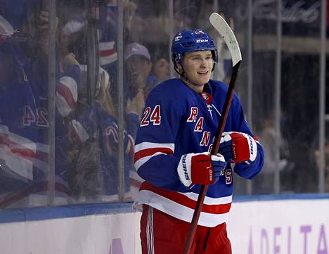 New York Rangersin Kaapo Kakko nappasi kaksi syöttöpistettä jääkiekon NHL:ssä ottelussa Philadelphia Flyersia vastaan.