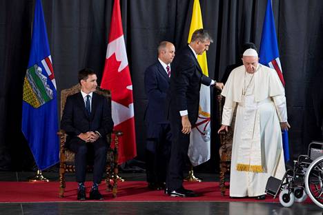Kanadan pääministeri Justin Trudeau (vasemmalla) tapasi sunnuntaina Edmontoniin saapuneen paavi Franciscuksen. Pyörätuolilla liikkunut paavi kärsii polvikivuista. 