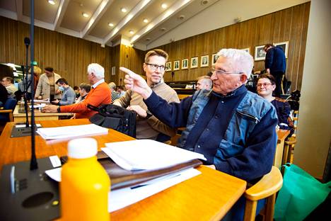 Reijo Heinonen kirjoittaa strategiasta ja taloudesta. Marraskuun 2021 valtuuston kokouksen alla hän keskusteli kokoomuksen valtuutetun Marko Erolan (vasemmalla) kanssa.