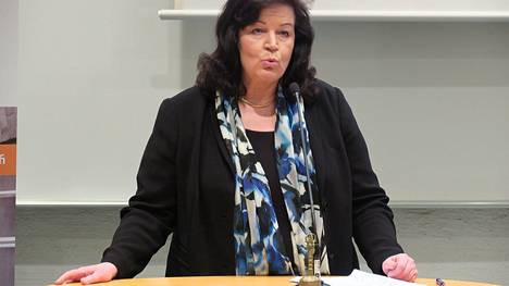 Anne Holmlundia (kok.) esitetään uudeksi aluevaltuuston puheenjohtajaksi.