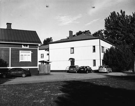 Sama rakennus kuin ylhäällä Tommi Järvensivun kuvaamana 14. heinäkuuta 2020 Riihikedonkatu 60 kohdalta. Talo on remontoitu ja uudistettu asuinrakennukseksi.