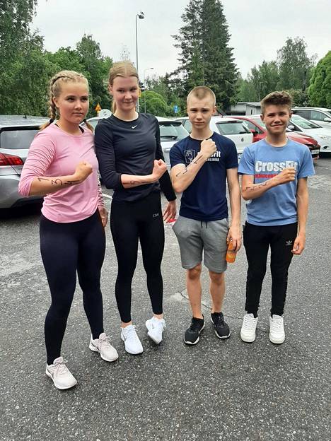 Hauhon Sisua kilpailussa edustaneet nuoret treenaavat kolme kertaa viikossa CrossFit Hämeenlinnan salilla Kantolassa. Kuvassa vas. Viivi Helin, Milla Heini, Aku Heini, Joonas Sohlman