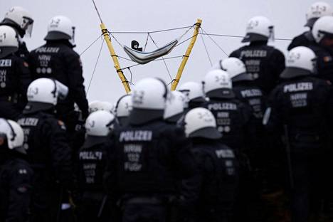 Poliisit ja korkeuksissa majaillut aktivisti kuvattiin Lützerathin kylässä tiistaina 10. tammikuuta. Kylä sijaitsee lähellä Düsseldorfia.