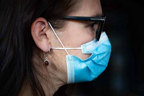 Kun maskin kuminauhan laittaa korvan taakse ristiin, hengitysilma ohjautuu maskin sivulle, mikä saattaa ehkäistä silmälasien huurtumista.­