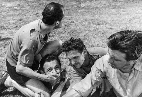 Kaksi puoliaikaa helvetissä -elokuvassa entinen jalkapallotähti saa toisen maailmansodan aikaan tehtäväkseen koota joukkueen rangaistusleirille joutuneista unkarilaisista sotilaista otteluun Saksan armeijaa vastaan.