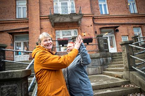 Hiedanrannan oppimiskylä -hankkeen projektipäällikkö Leena Kallio ja projektityöntekijä Anne Meronen ovat saaneet vuoden mittaan iloita monta kertaa siitä, että ihmiset ovat saaneet mieluisan koulutuspaikan tai työn.