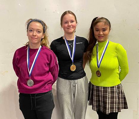 Iida Stengård voitti naisten B-luokan Suomen mestaruuden. Hopeaa voitti Emilia Kostiainen (vasemmalla) ja pronssia Morgan Xiao-Berglund.