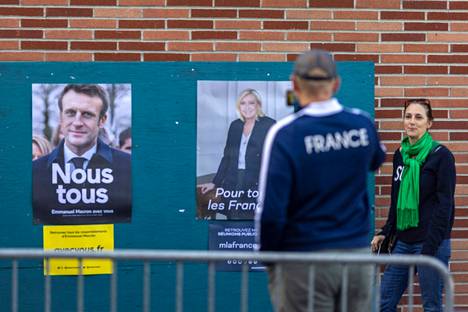 Ranskan presidentinvaalien toisella kierroksella äänestetään sunnuntaina 24. huhtikuuta. Ihmiset tutkivat vaalimainoksia lauantaina. 