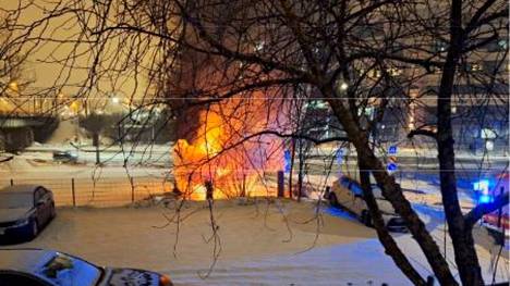 Auto roihusi Tampereen pääpoliisiaseman naapurissa Sorinkadulla varhain tammikuisena aamuna. Palon sytyttäjä oli syyllistynyt samana yönä vakaviin rikoksiin.