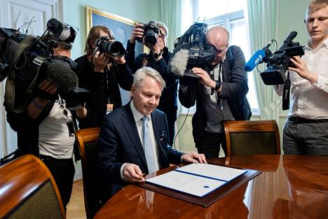 Ulkoministeri Pekka Haavisto (vihr) allekirjoitti Suomen Nato-jäsenhakemuksen allekirjoitustilaisuudessa Valtioneuvoston linnassa tiistaina.