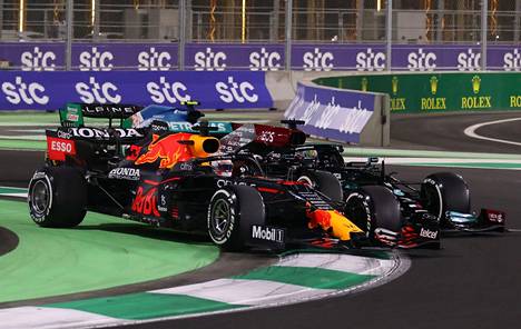 Max Verstappen ja Lewis Hamilton kävivät huiman kamppailun Saudi-Arabian F1-osakilpailun voitosta.