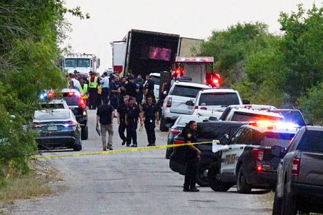 Viranomaiset tutkivat rekkaa, josta löytyi 46 ihmisen ruumiit San Antoniossa Texasissa maanantaina 27. kesäkuuta.