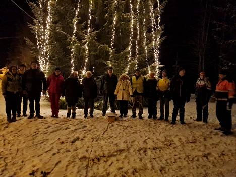 Tapiolan kyläläisiä kokoontui juhlistamaan jouluvalojen sytyttämistä. Joulukuuseen ripustettiin 250 metriä valonauhaa.