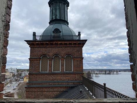 Tyrvään kirkossa on kaksi tornia. Suomessa kaksitornisia kirkkoja on tämän lisäksi vain yksi. 