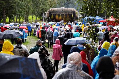 Viime vuonna Saaribluesia vietettiin sateisessa säässä. Aamulehti vieraili tapahtumassa 21. elokuuta 2021.