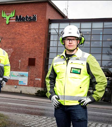 Metsä Tissuen Mäntän tehtaan uusi johtaja Jarkko Lindroos kuvattiin tehtaan edustalla.