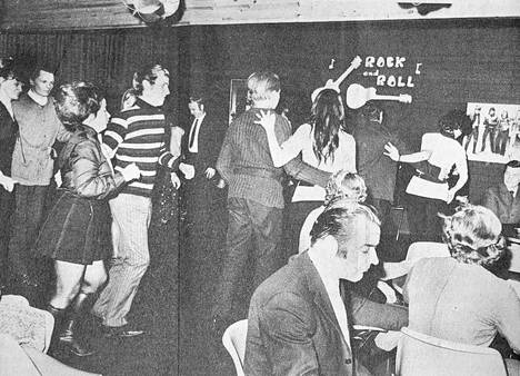 Vuonna 1972 Valkeakosken Sanomissa uutisoitiin, että kerhot ja järjestöt olivat ottaneet omakseen Väärällekoivulle rakennetun vapaa-ajan tilan, joka oli nimikilvassa ristitty Koivunkoloksi. 