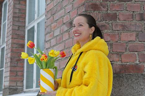 Hyvinvointivalmentaja Elisa Luomaranta uskoo, että kaikki mikä aiheuttaa hymyä, tukee hyvinvointia. Siksi hän jakaa esimerkiksi sosiaalisessa mediassa räikeän keltateemaisia kuvia ja sisustaa kotinsa keltaisen sävyin. 
