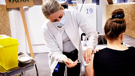 Sairaanhoitaja Pauliina Hänninen pisti Pfizerin rokotetta asiakkaalle huhtikuussa Helsingin Jätkänsaaren rokotuspisteessä. 