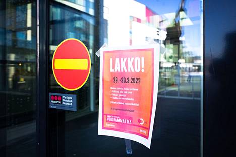 Tehyn ja Superin lakko alkoi kuudessa sairaanhoitopiirissä. Tampereella Taysin päärakennuksen ulko-ovessa Tampereella oli tiedote lakosta.