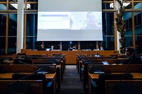 Valtuustokokouksissa käytetään paljon etäyhteyksiä, jotka voivat myös pätkiä. Huonot yhteydet aiheuttavat haasteita tekstitykselle. Kuva Tampereen kaupunginvaltuuston hybridikokouksesta 19. lokakuuta 2020.