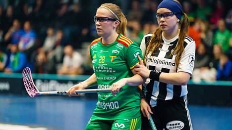 Veera Kauppi (vas.) pelasi tammikuussa salibandyn seurajoukkueiden Champions Cupin naisten loppuottelussa.