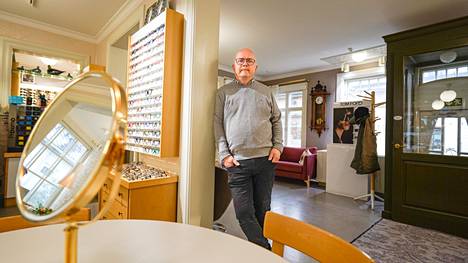 Pekka Palmu on pitänyt optikkoliikettä Vanhassa Raumassa jo vuodesta 1995. Hänelle on ollut tärkeää, että Kuninkaankadulla sijaitseva liike näyttää myös sisältä Vanhaan Raumaan hyvin istuvalta. Kiinteistön remontin suunnitteli raumalainen arkkitehti Markus Bernoulli.
