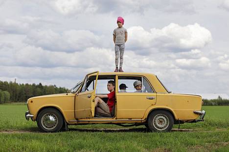 Pohjanmaa on peltoautoilun sydänmaata. Touko Hujanen kuvasi nuoret peltoautoilijat Kalajoella. Vuoden 1980 keltaisen Lada 1200:n ratissa on 14-vuotias Otto Nevalainen, kyydissä sisarukset Kerttu ja Helmi sekä serkkupoika Joel.