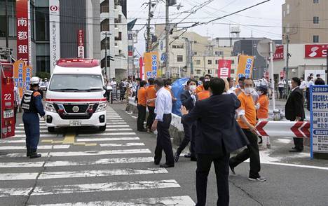 Ihmiset ympäröivät onnettomuuspaikan Narassa lähellä Yamato-Saidaijin asemaa.
