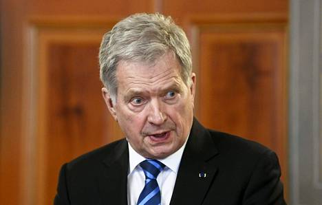 Kuvassa tasavallan presidentti Sauli Niinistö median tentattavana Porvoon kaupungintalolla 10. maaliskuuta 2022. 
