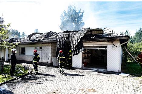 Pirkanmaan pelastuslaitos sai hälytyksen keskisuuresta rakennuspalosta Kangasalan Sahalahteen Sirkantielle maanantaina kello 10.25. Palokunnan saapuessa paikalle talo oli täyden palon vaiheessa.