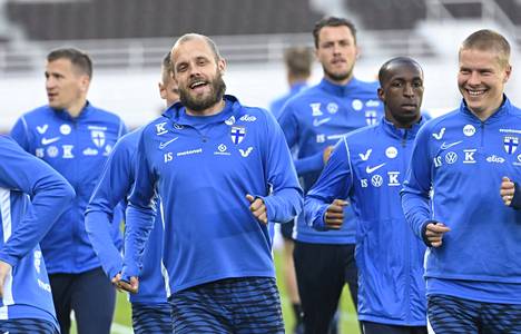 Teemu Pukki (vas.), Glen Kamara ja Jere Uronen kuvattiin Suomen miesten jalkapallon A-maajoukkueen harjoituksissa Helsingissä 3. kesäkuuta 2022.