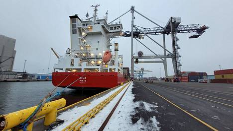 Rauma sai viime vuoden avauksena kaksi uutta konttilaivalinjaa Euroopan satamiin. Kuvassa  Containerships-varustamon konttialus Ailan lastia purettiin satamassa marraskuussa.