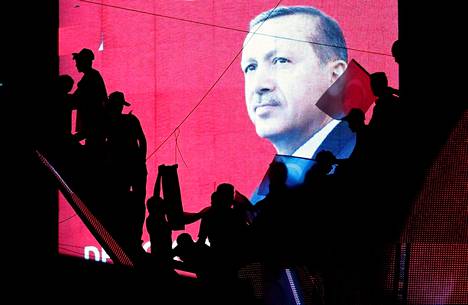 Turkin presidentti Recep Tayyip Erdoğan näki tilaisuutensa ja alkoi käydä kauppaa Suomen ja Ruotsin Nato-jäsenyydellä. Vuonna 2016 Turkissa jättimäinen kuva presidentistä heijastettiin screenille hallitukselle myönteisessä tilaisuudessa.