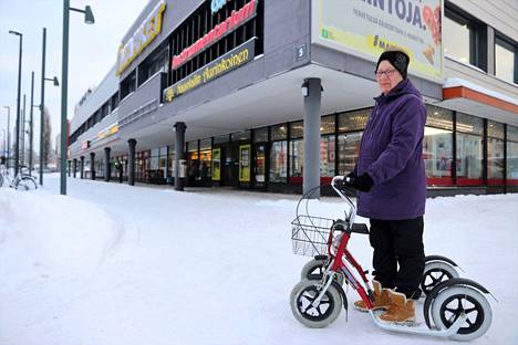 Hilkka Suomi asioi Raision keskustassa pyöräpotkukelkalla.
