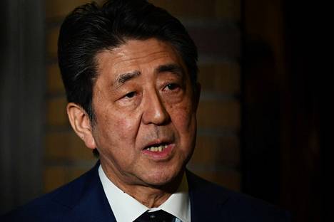 Sunnuntain vaaleja varjostaa entisen pääministeri Shinzō Aben kuolema. Abe ammuttiin perjantaina paikallista aikaa vaalitapahtumassa, jossa hän oli puhumassa. Kuvassa Abe  maaliskuussa 2020.